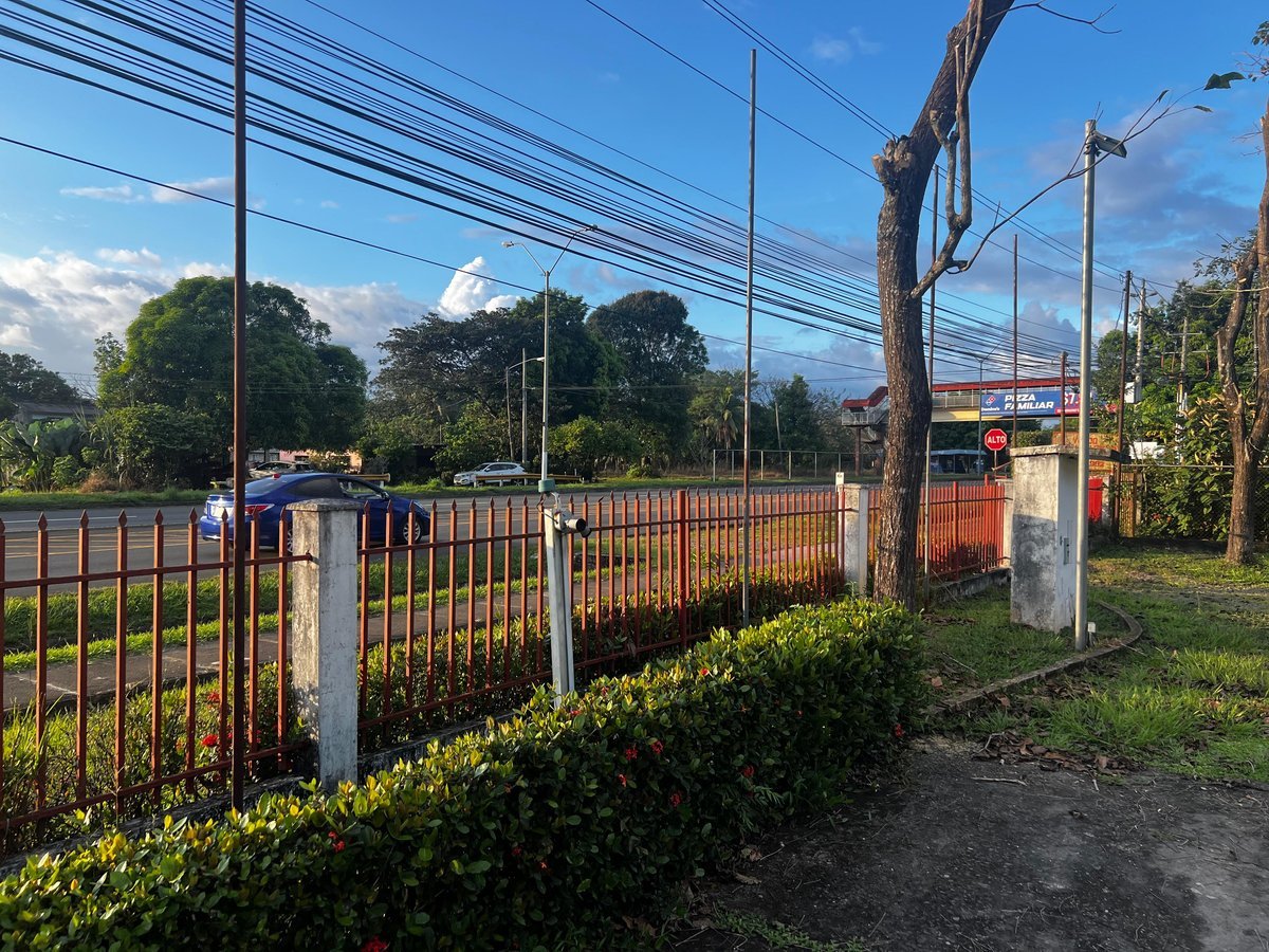 Vista frontal hacia la carretera Vía Boquete con cámara CCTV instalada